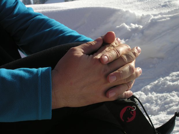 Sitzend im Schnee image-341